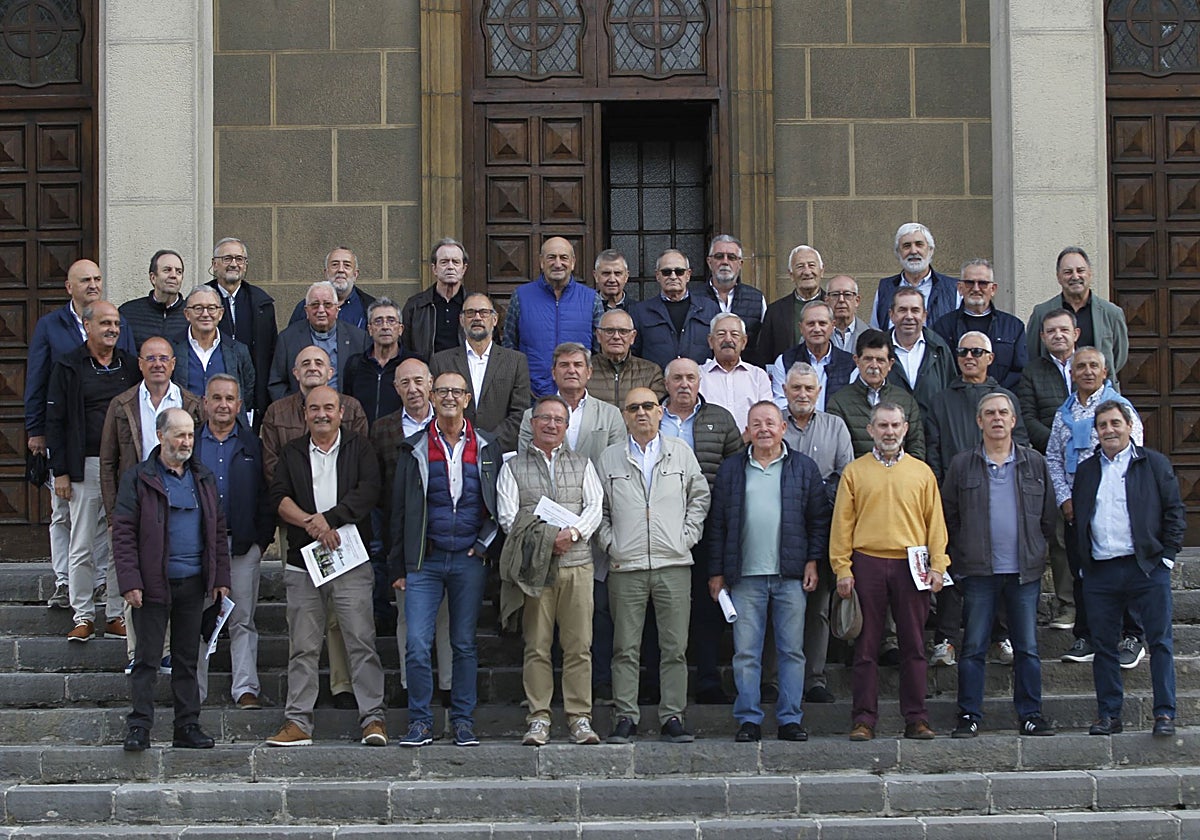 Foto de familia de los antiguos alumnos del Seminario Menor.