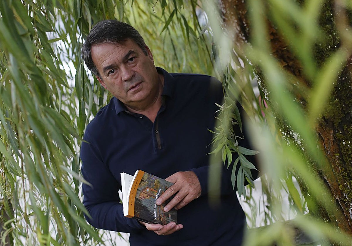 Fulgencio Argüelles, con uno de sus libros, en Cenera.
