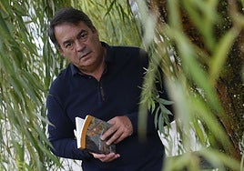 Fulgencio Argüelles, con uno de sus libros, en Cenera.