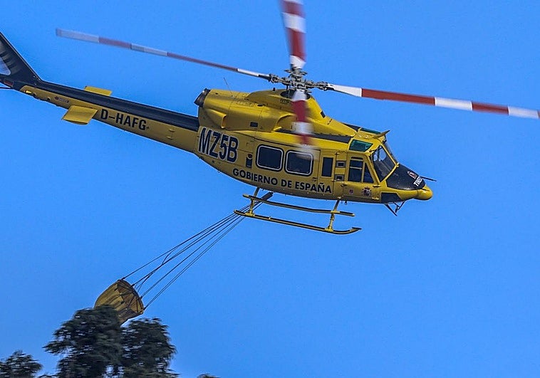 Uno de los dos helicóptero de la BRIF (Brigadas de Refuerzo en Incendios Forestales) de Tineo, deplazados este jueves por la mañana a Gijón para colaborar en las labores de extinción del incendio del Monteo Areo.