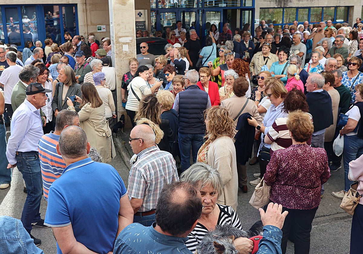 Concentración de los vecinos de Lugones el pasado miércoles, ante el centro de salud.
