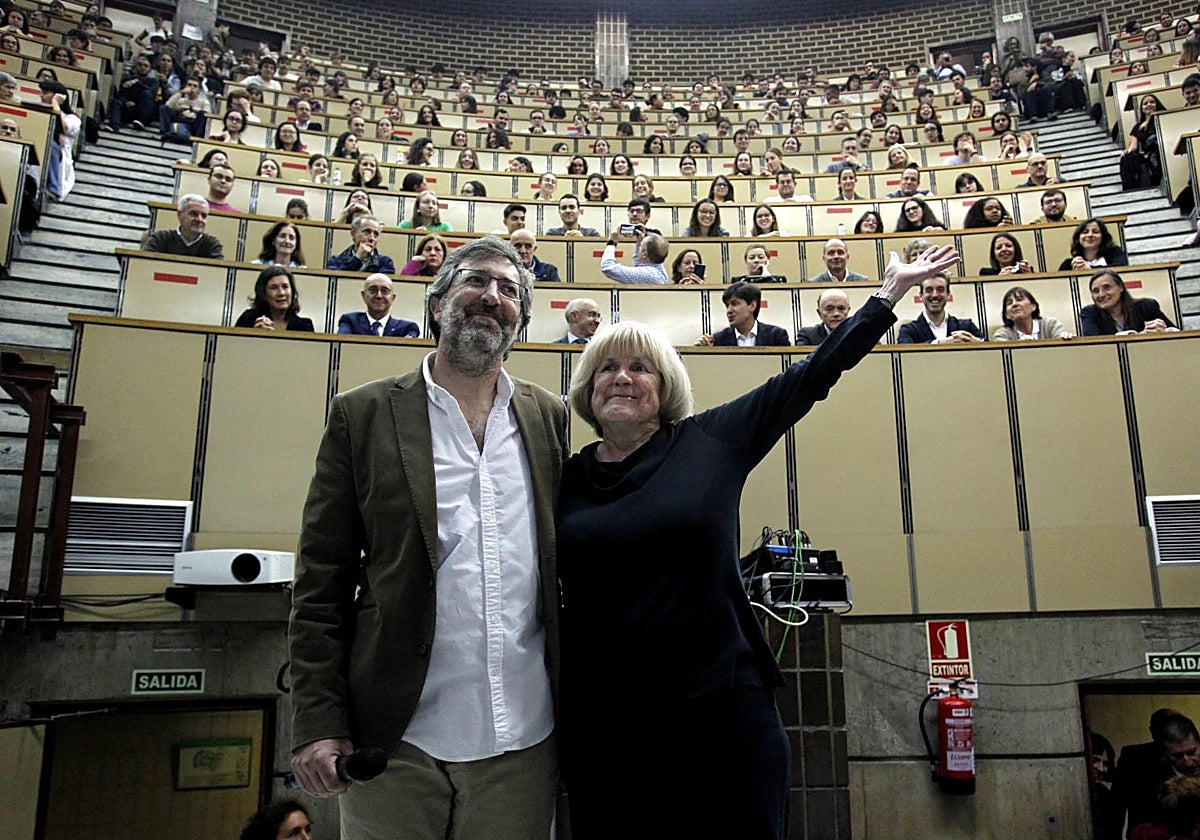 Mary Claire King, con el catedrático Xosé Antón Suárez, a su llegada al Aula B de la Facultad de Medicina, donde mantuvo un encuentro con profesores y estudiantes universitarios.