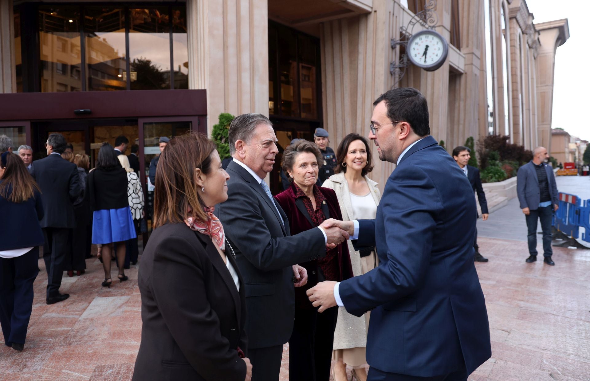 Vítores y aplausos en la llegada de la Familia Real al concierto previo de los Premios Princesa