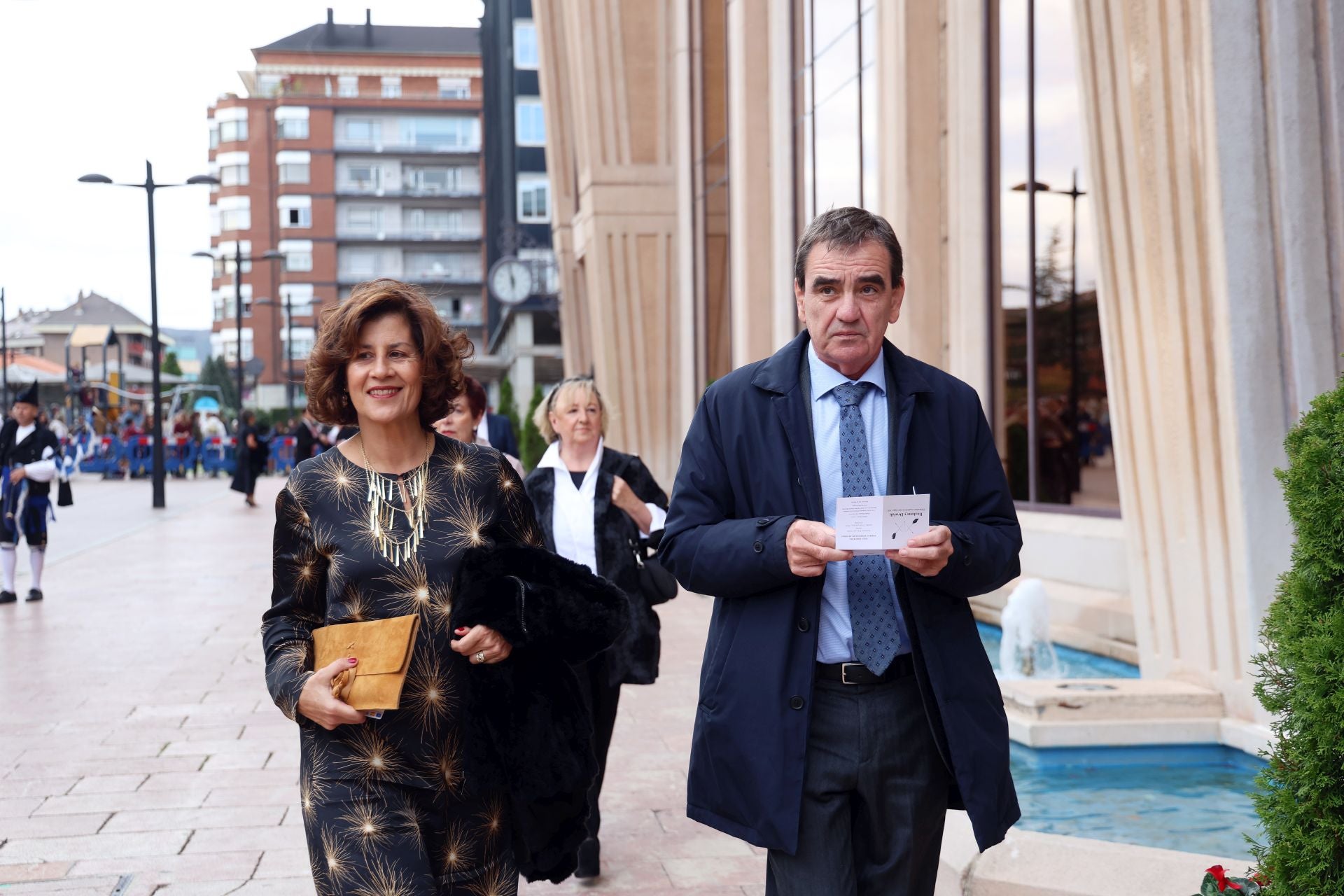 Vítores y aplausos en la llegada de la Familia Real al concierto previo de los Premios Princesa