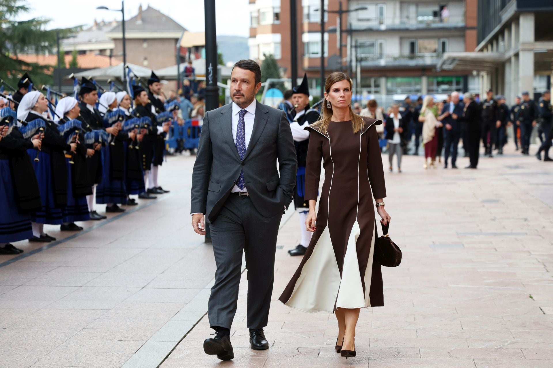 Vítores y aplausos en la llegada de la Familia Real al concierto previo de los Premios Princesa
