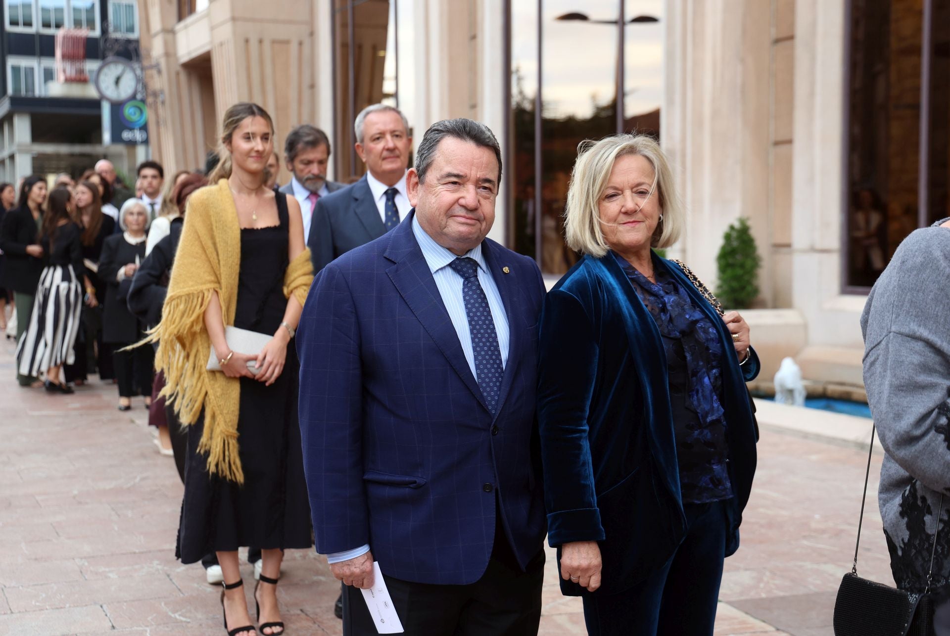 Vítores y aplausos en la llegada de la Familia Real al concierto previo de los Premios Princesa