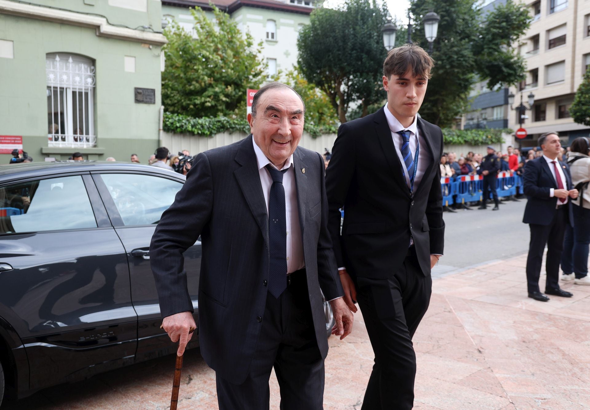 Vítores y aplausos en la llegada de la Familia Real al concierto previo de los Premios Princesa