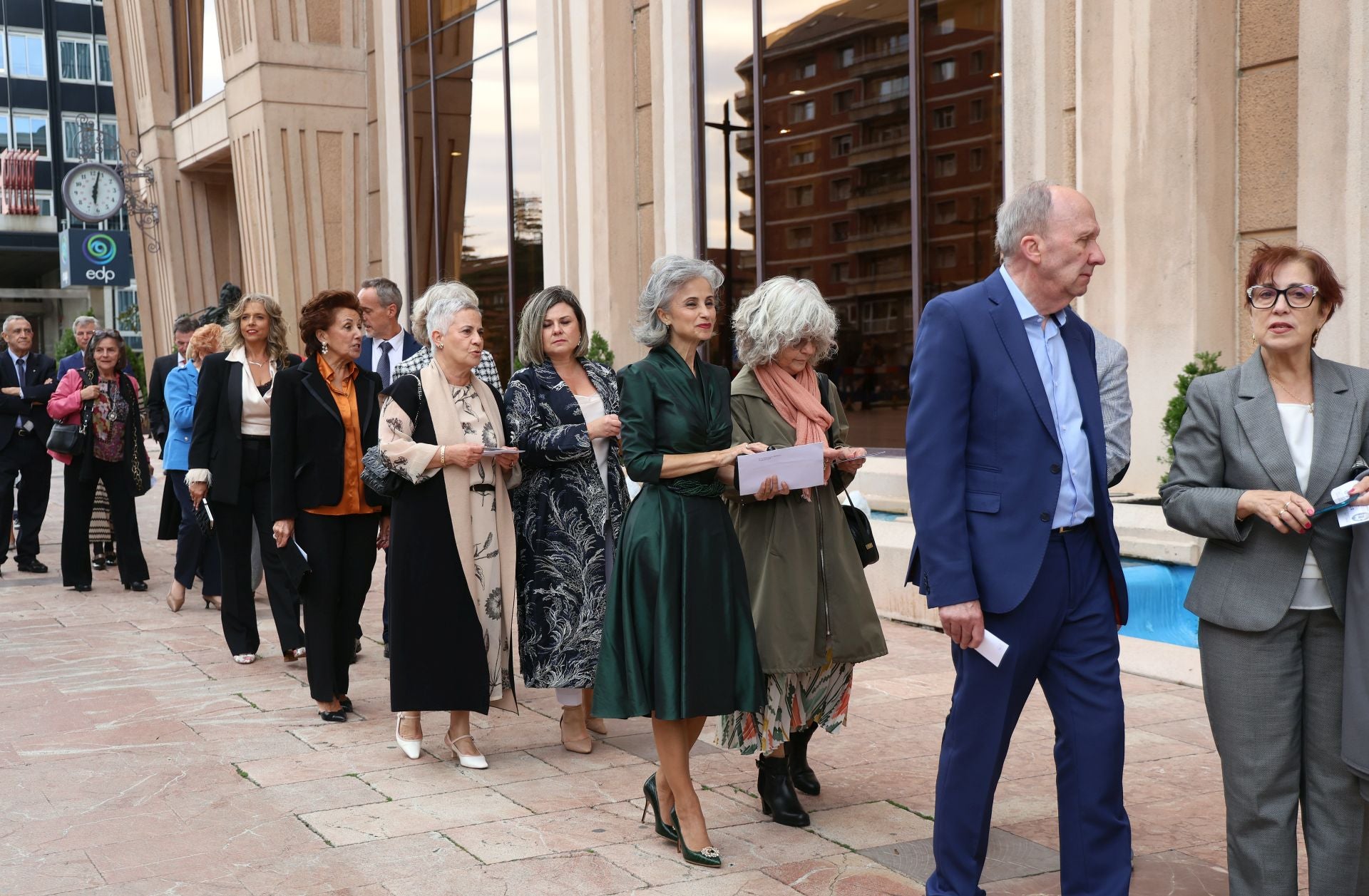 Vítores y aplausos en la llegada de la Familia Real al concierto previo de los Premios Princesa