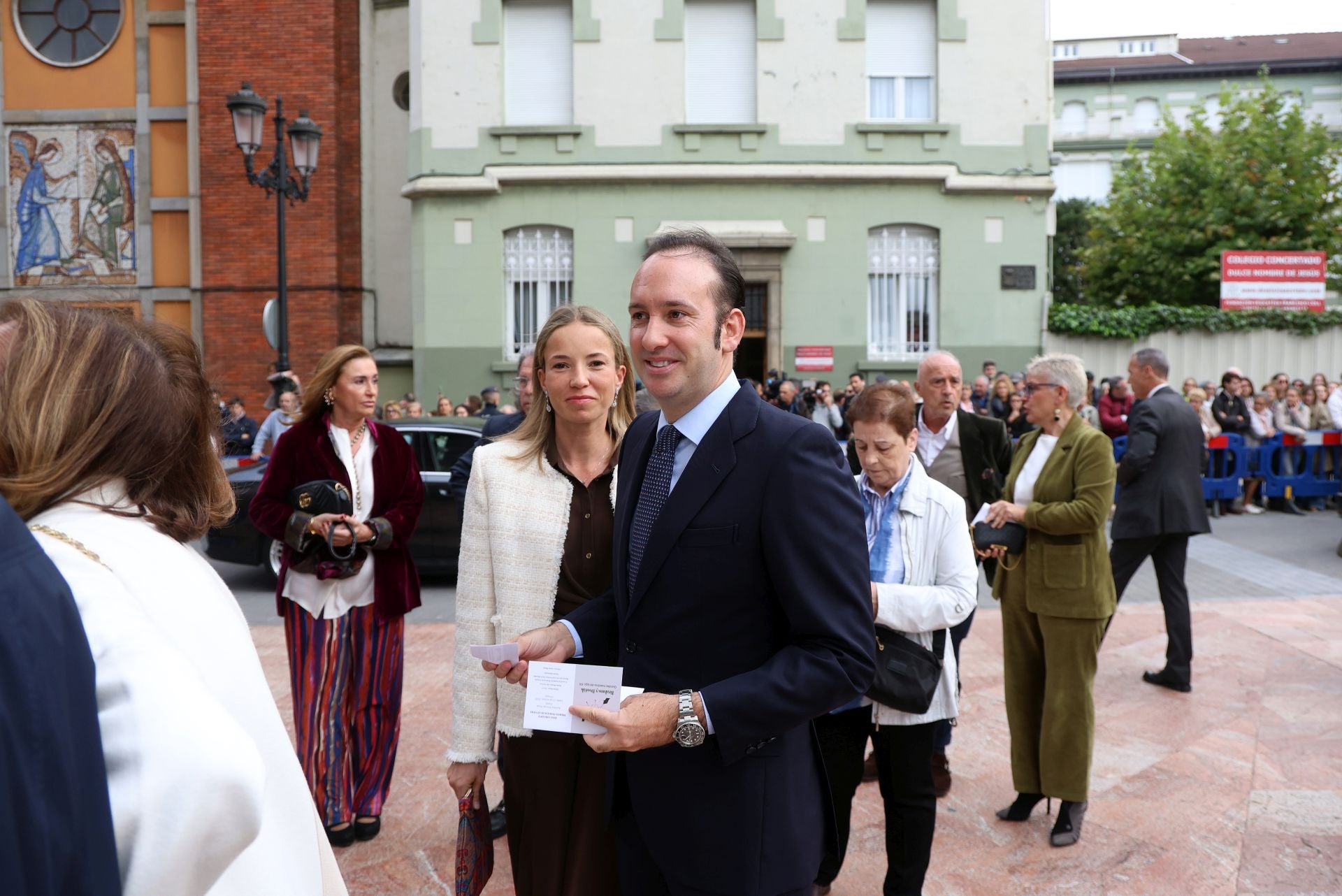 Vítores y aplausos en la llegada de la Familia Real al concierto previo de los Premios Princesa