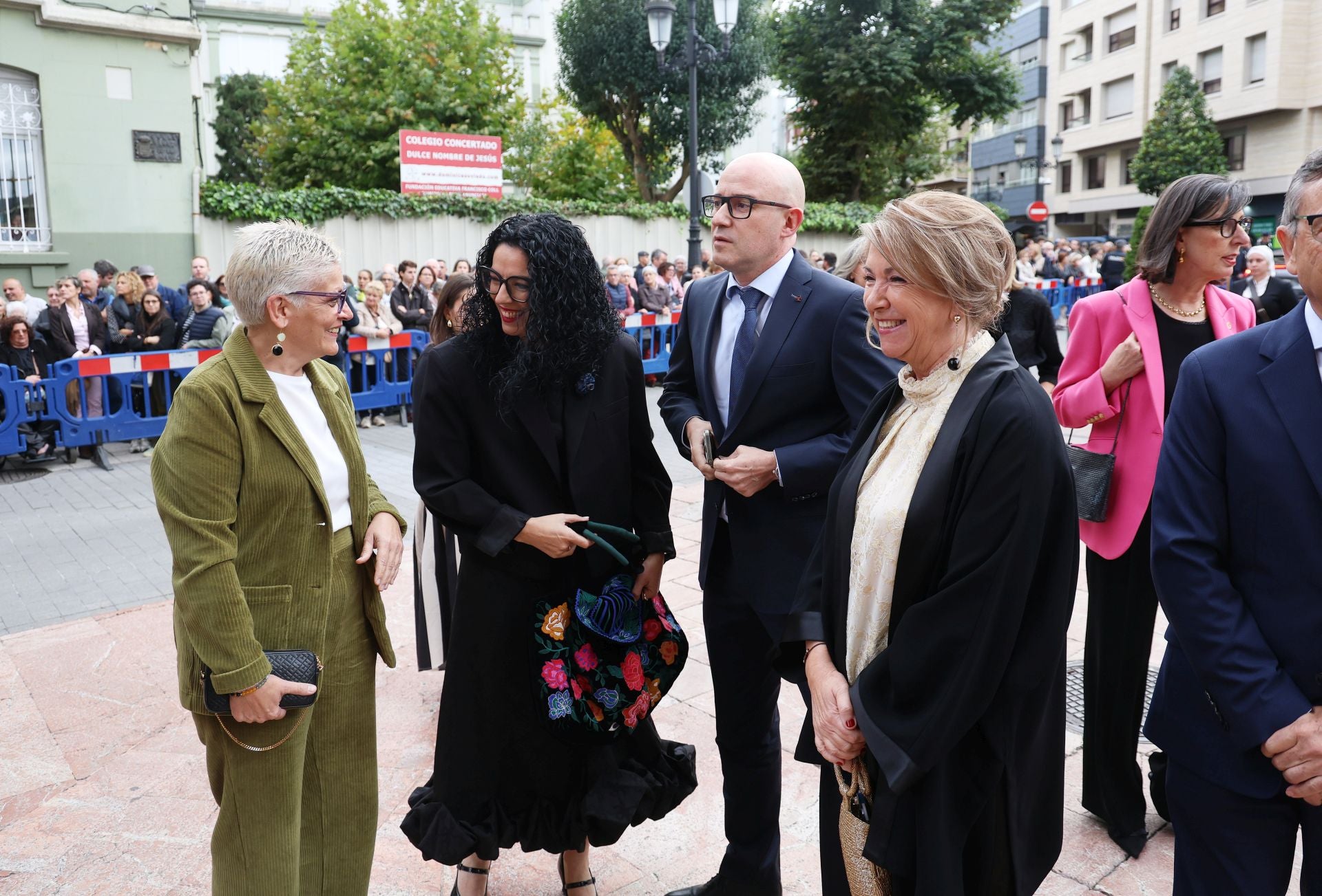 Vítores y aplausos en la llegada de la Familia Real al concierto previo de los Premios Princesa