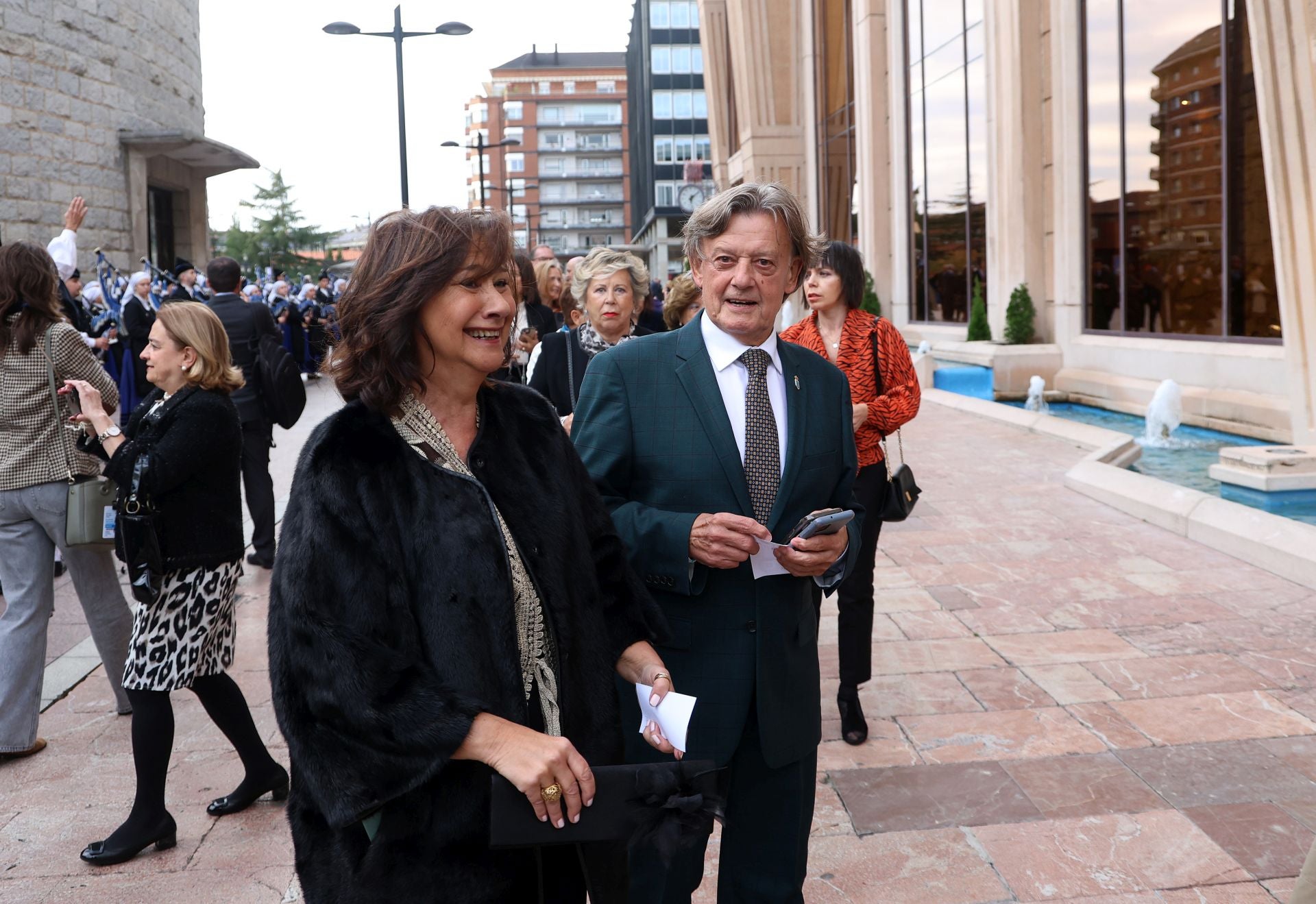 Vítores y aplausos en la llegada de la Familia Real al concierto previo de los Premios Princesa