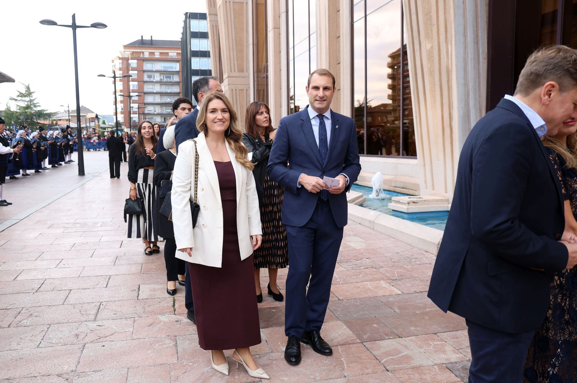 Vítores y aplausos en la llegada de la Familia Real al concierto previo de los Premios Princesa