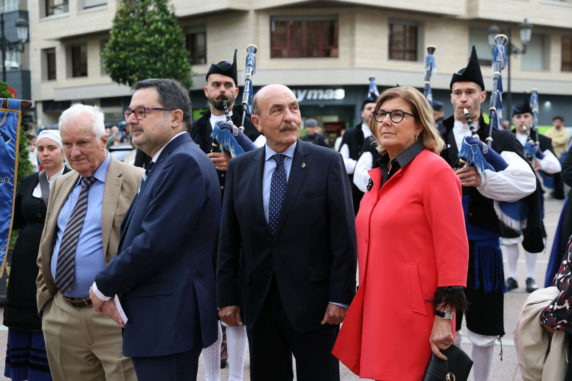 Vítores y aplausos en la llegada de la Familia Real al concierto previo de los Premios Princesa