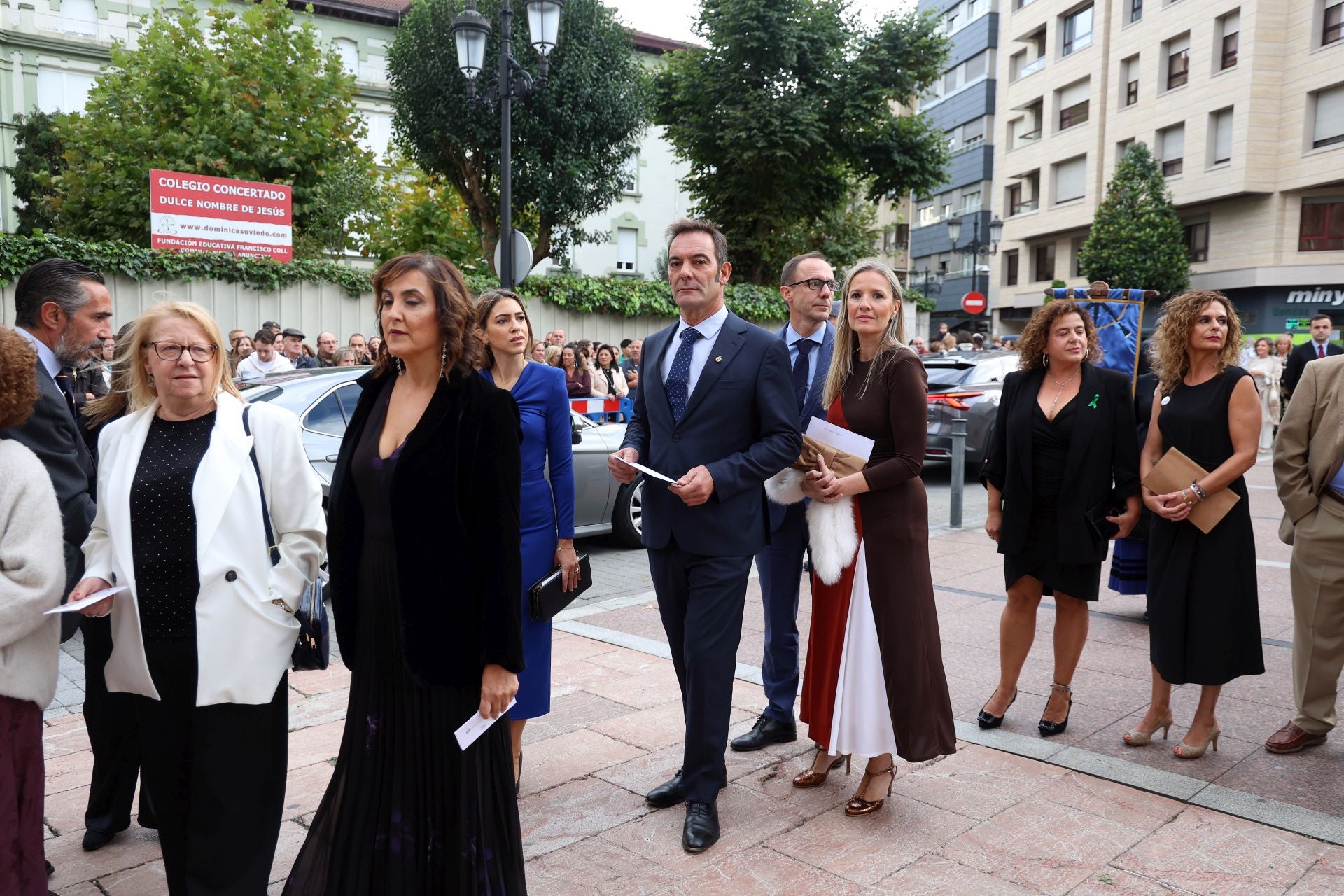Vítores y aplausos en la llegada de la Familia Real al concierto previo de los Premios Princesa