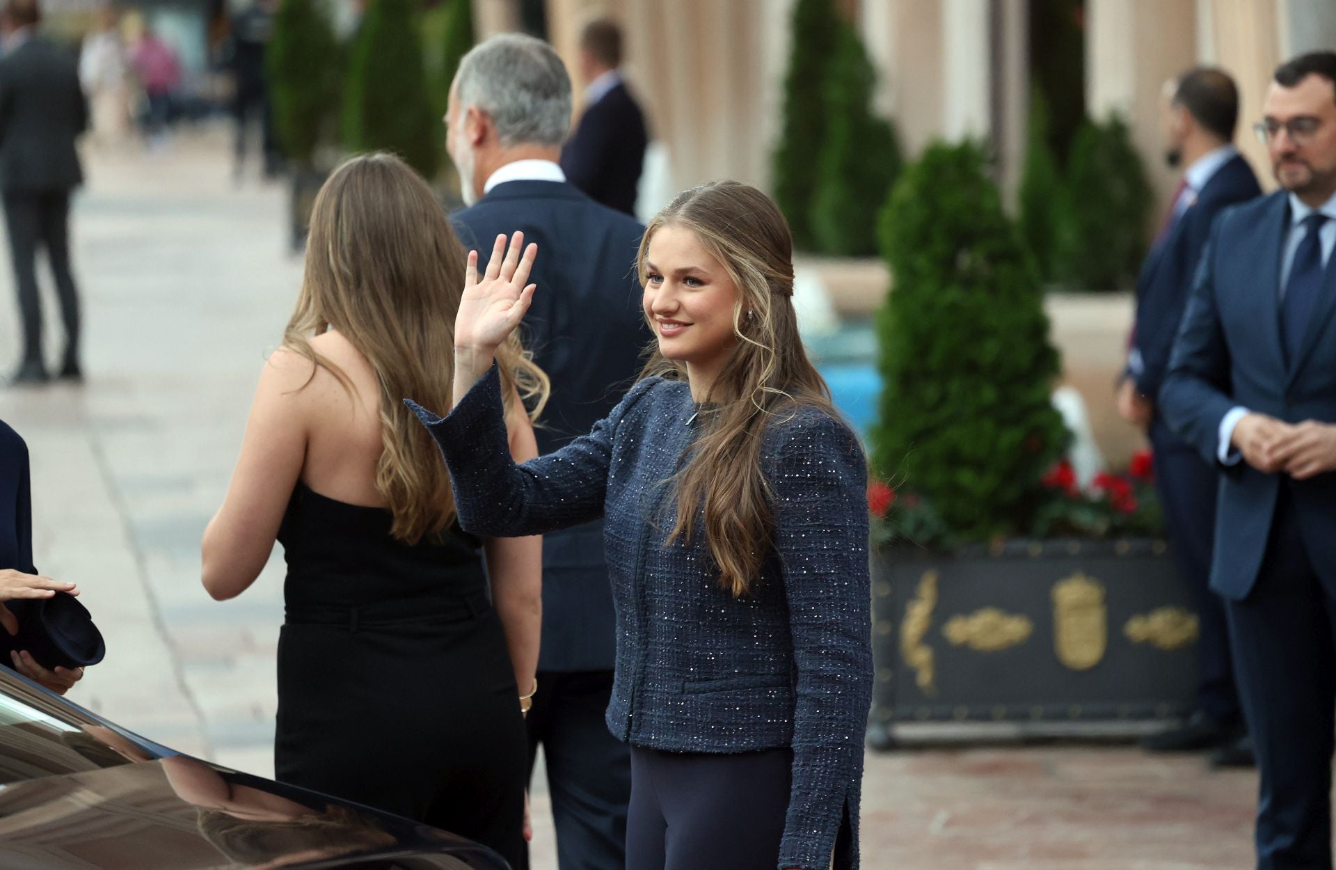 Vítores y aplausos en la llegada de la Familia Real al concierto previo de los Premios Princesa
