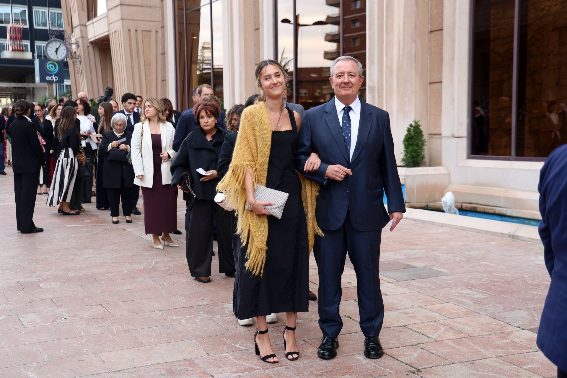 Vítores y aplausos en la llegada de la Familia Real al concierto previo de los Premios Princesa