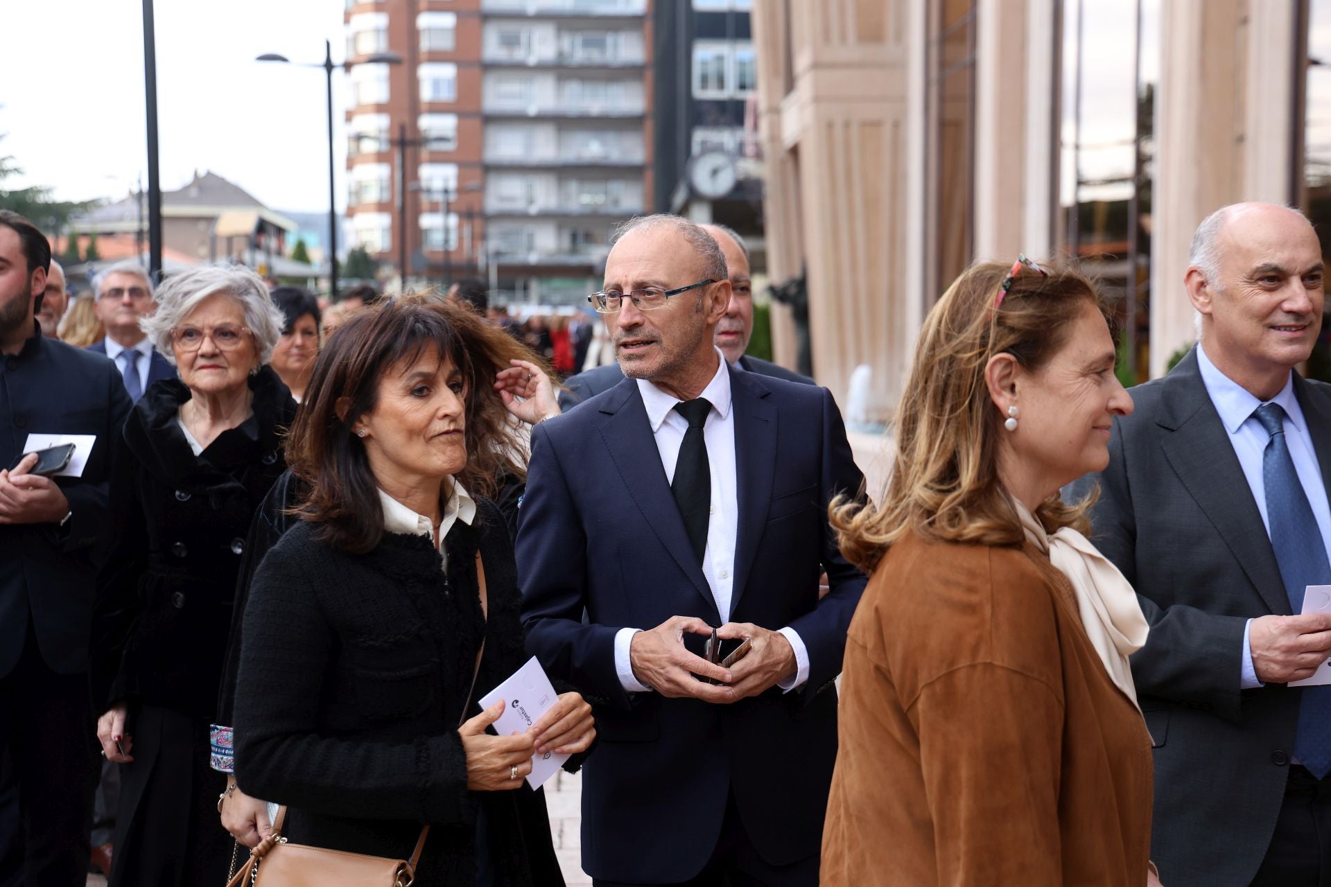 Vítores y aplausos en la llegada de la Familia Real al concierto previo de los Premios Princesa