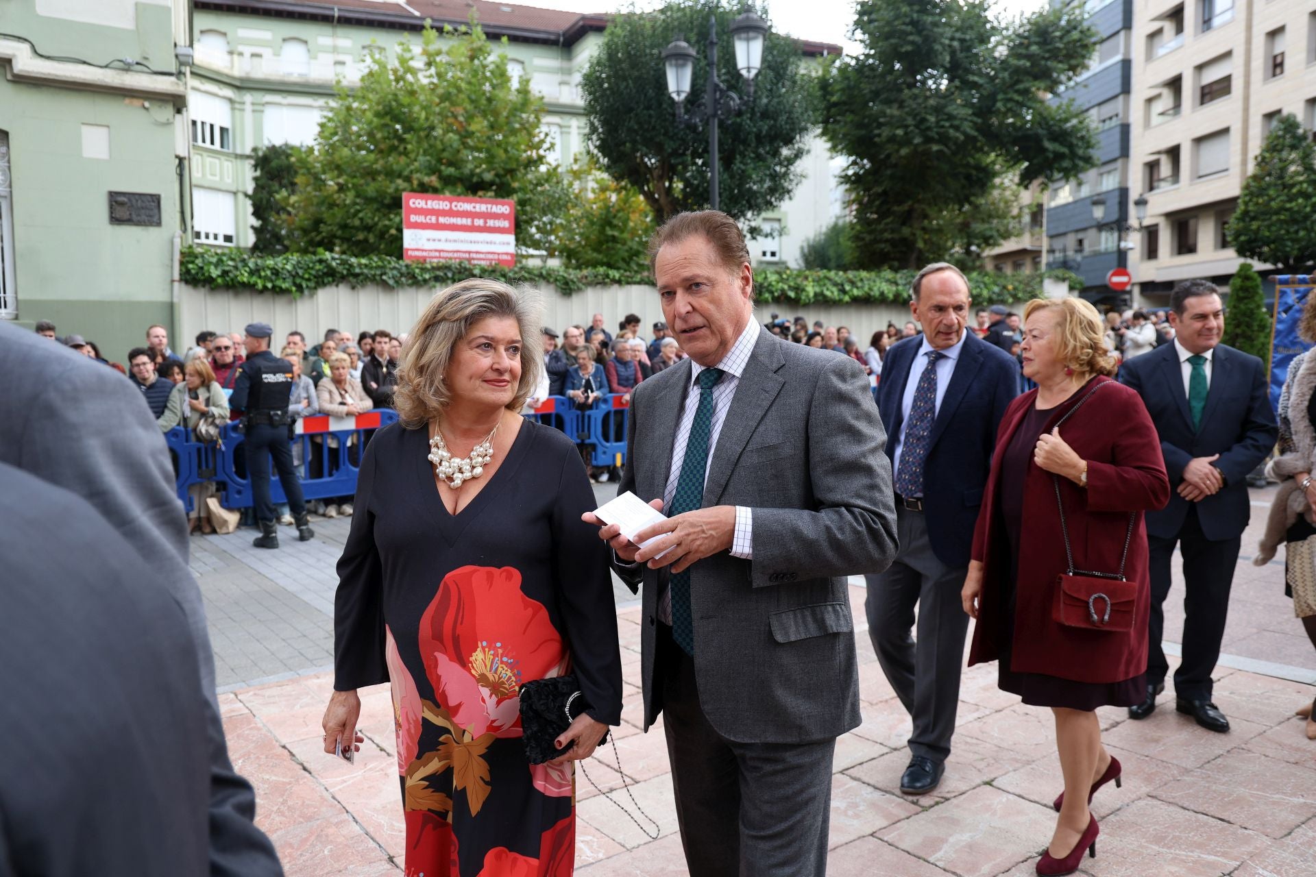 Vítores y aplausos en la llegada de la Familia Real al concierto previo de los Premios Princesa