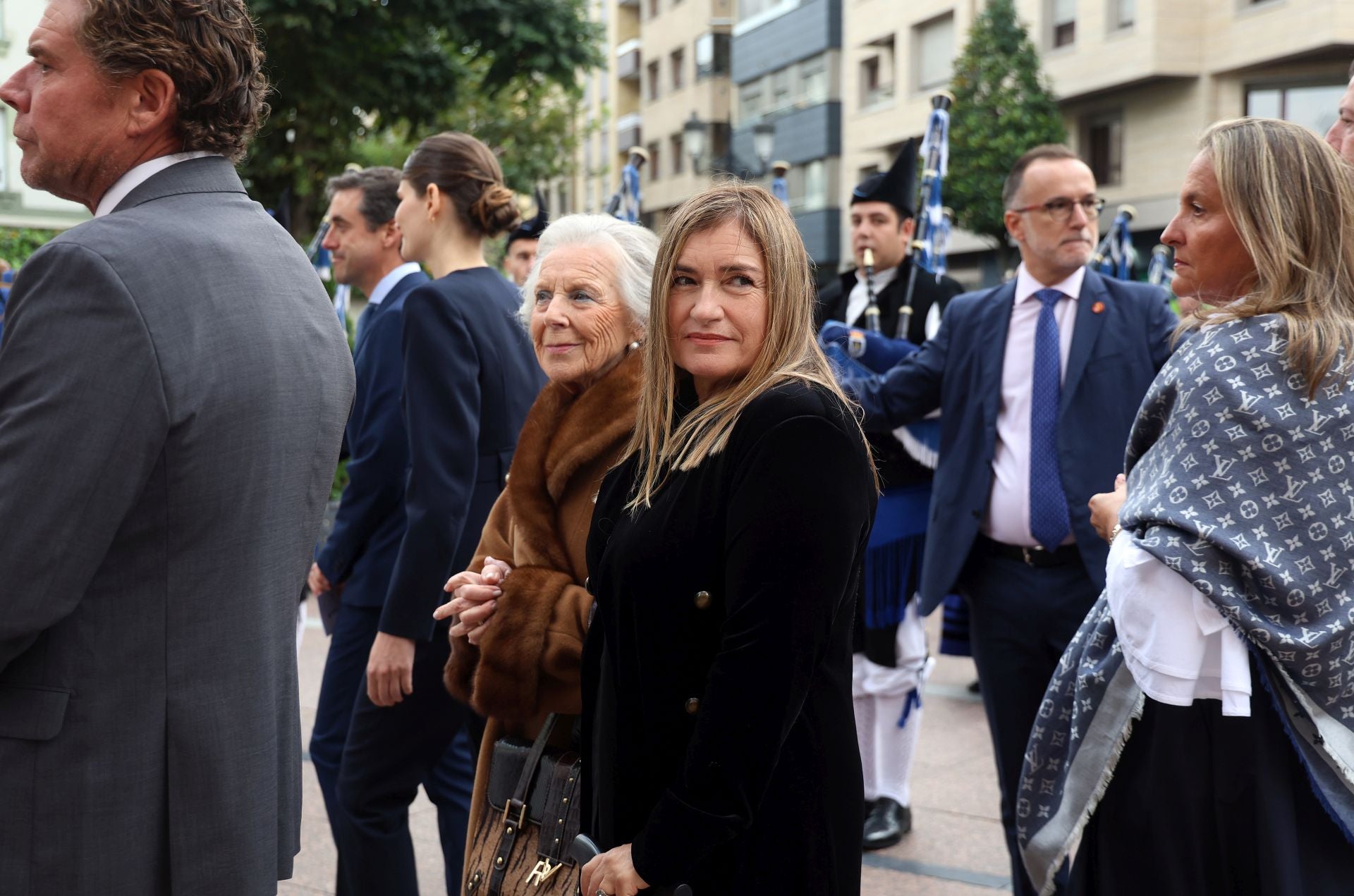 Vítores y aplausos en la llegada de la Familia Real al concierto previo de los Premios Princesa