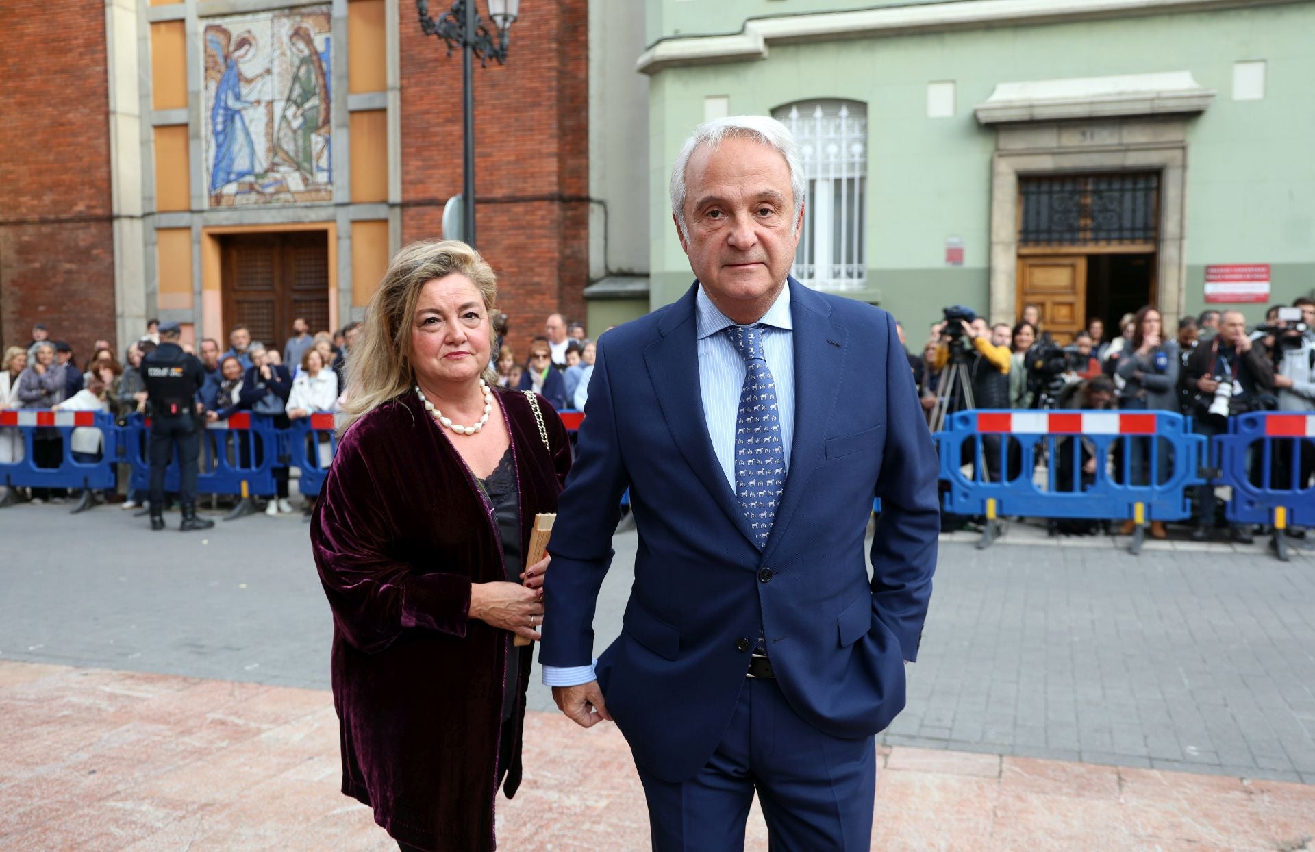 Vítores y aplausos en la llegada de la Familia Real al concierto previo de los Premios Princesa