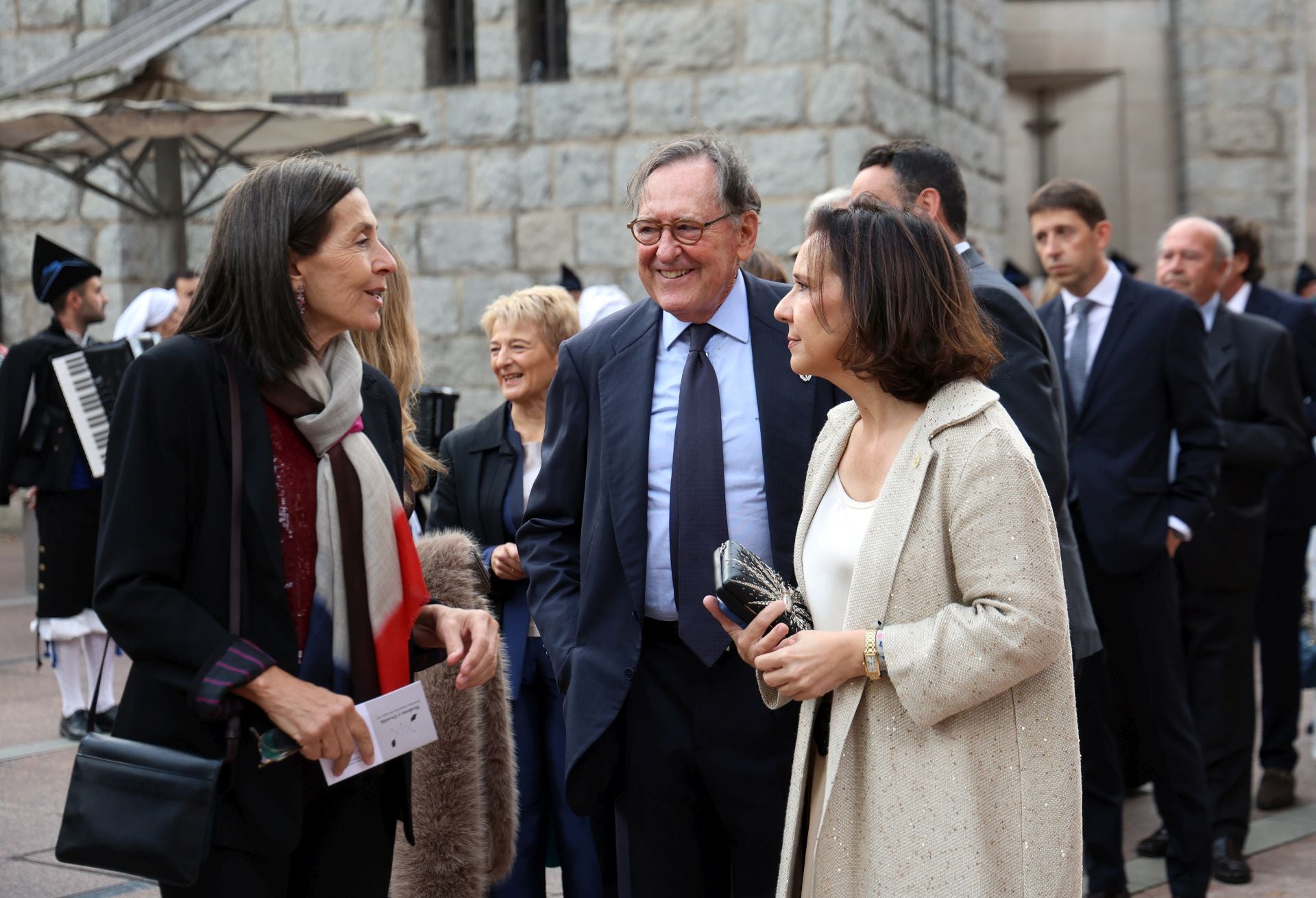 Vítores y aplausos en la llegada de la Familia Real al concierto previo de los Premios Princesa