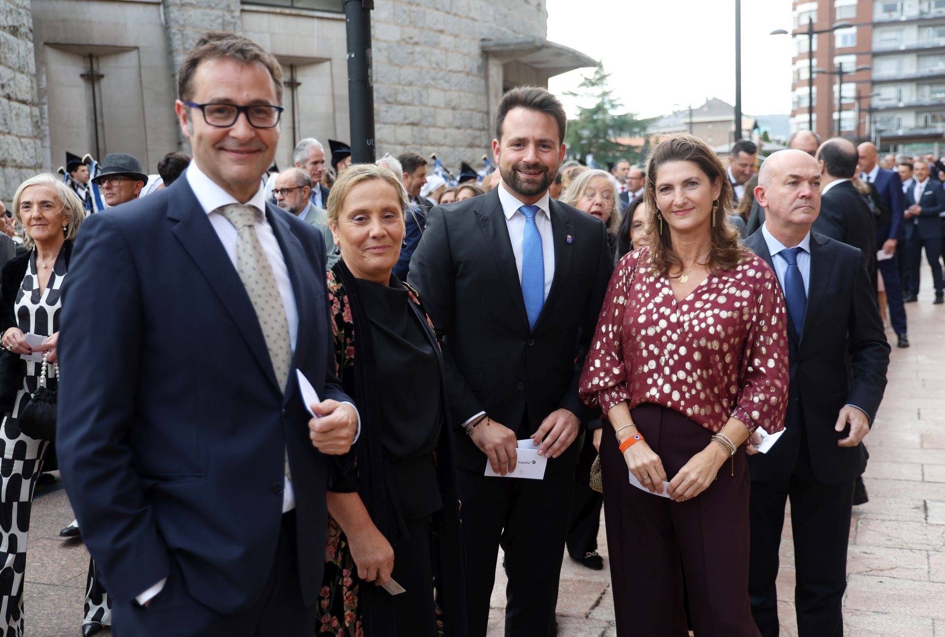 Vítores y aplausos en la llegada de la Familia Real al concierto previo de los Premios Princesa
