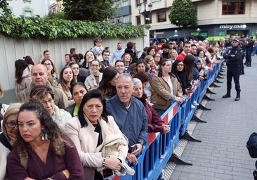 Vítores y aplausos en la llegada de la Familia Real al concierto previo de los Premios Princesa