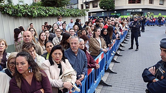 Vítores y aplausos en la llegada de la Familia Real al concierto previo de los Premios Princesa