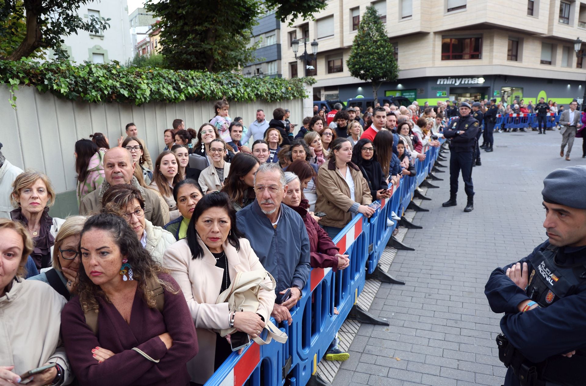 Vítores y aplausos en la llegada de la Familia Real al concierto previo de los Premios Princesa