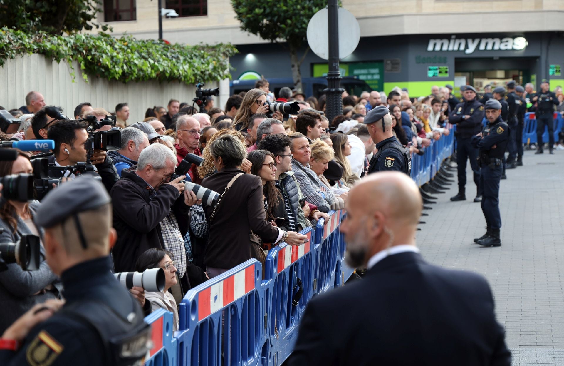 Vítores y aplausos en la llegada de la Familia Real al concierto previo de los Premios Princesa
