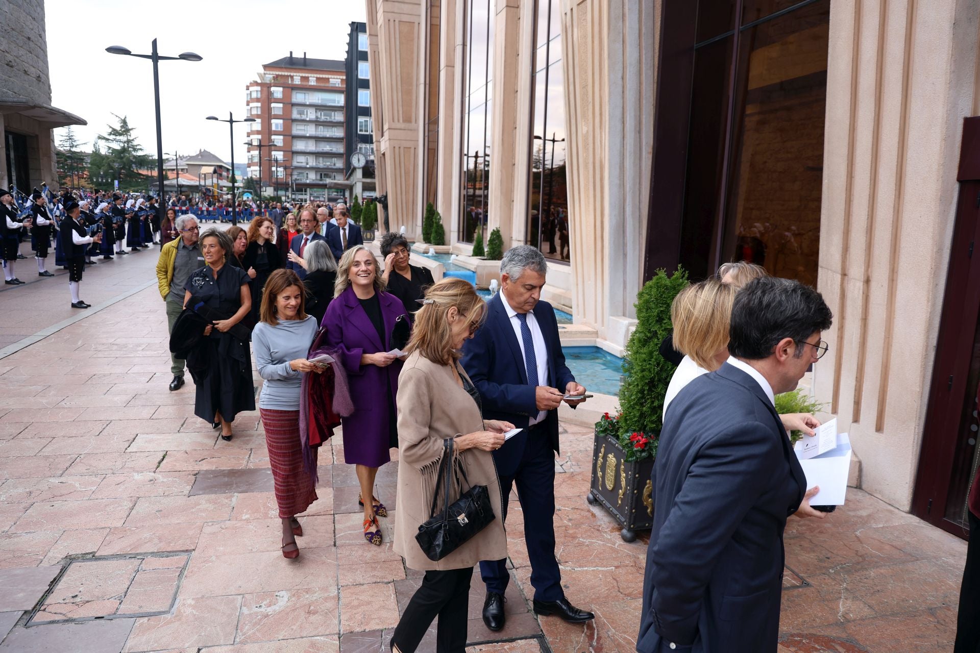 Vítores y aplausos en la llegada de la Familia Real al concierto previo de los Premios Princesa