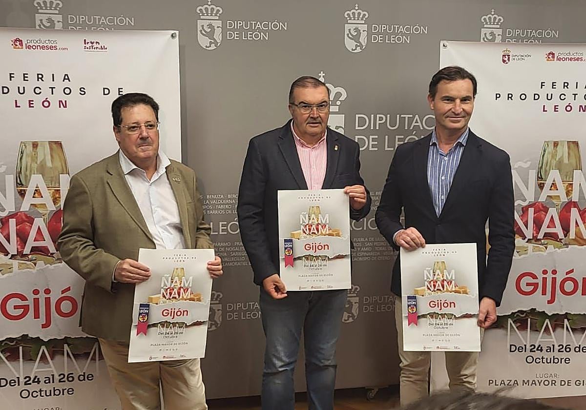 El presidente de la Casa de León en Asturias, José María Fernández Chimeno; el vicepresidente primero de la Diputación de León, Roberto Aller, y el concejal de Relaciones Institucionales del Ayuntamiento de Gijón, Jorge González-Palacios, en la presentación de la feria de productos leoneses, este miércoles, en León.