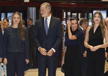 Entre el azul marino y el negro: la Reina Letizia y sus hijas, radiantes en el concierto de los Premios Princesa