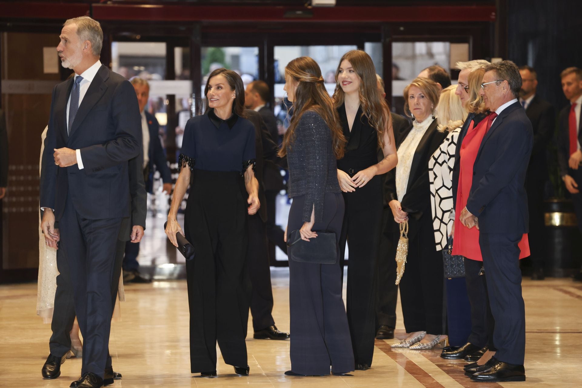 Elegancia y sobriedad en los estilismos de la Familia Real en el concierto de los Premios Princesa