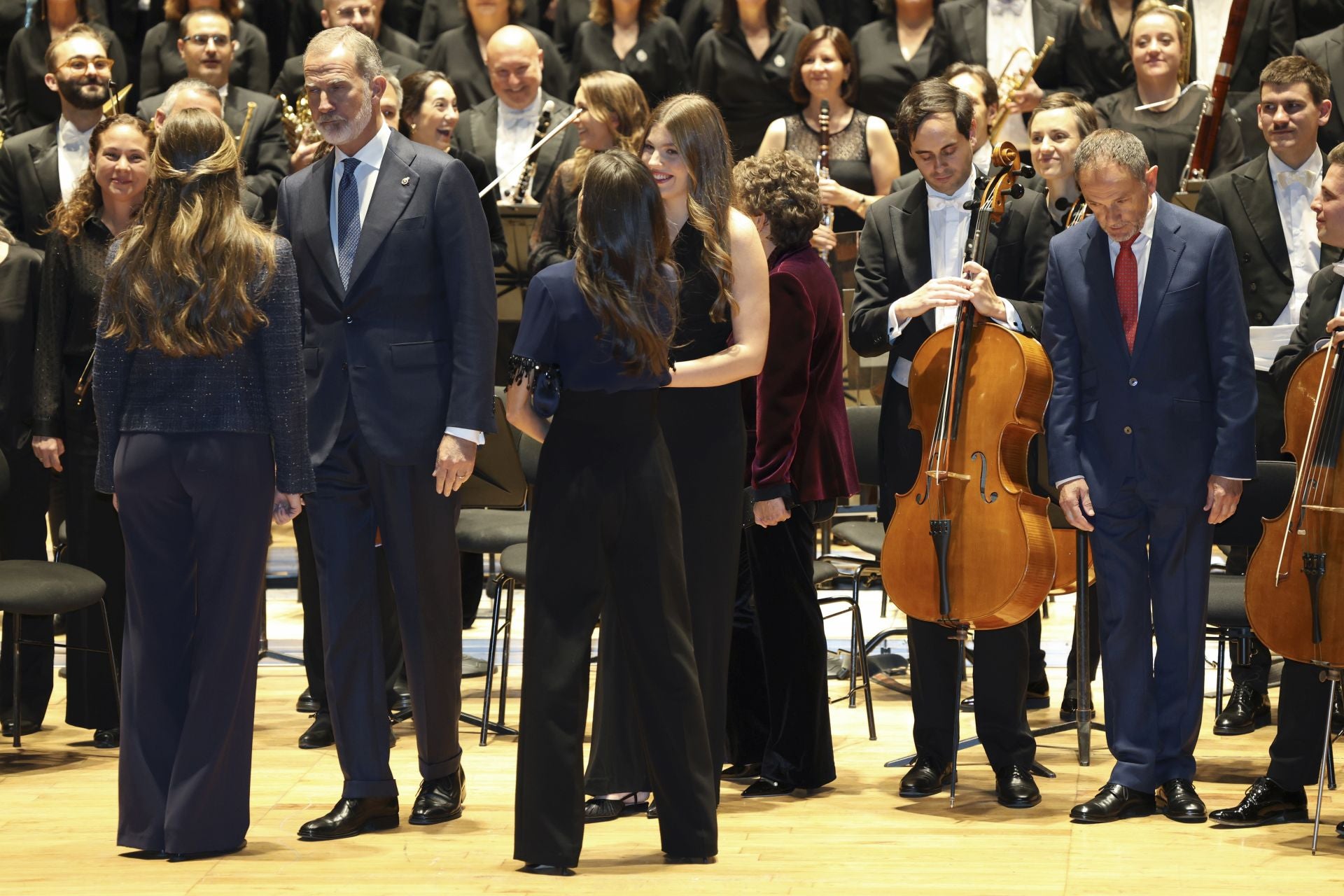 Elegancia y sobriedad en los estilismos de la Familia Real en el concierto de los Premios Princesa