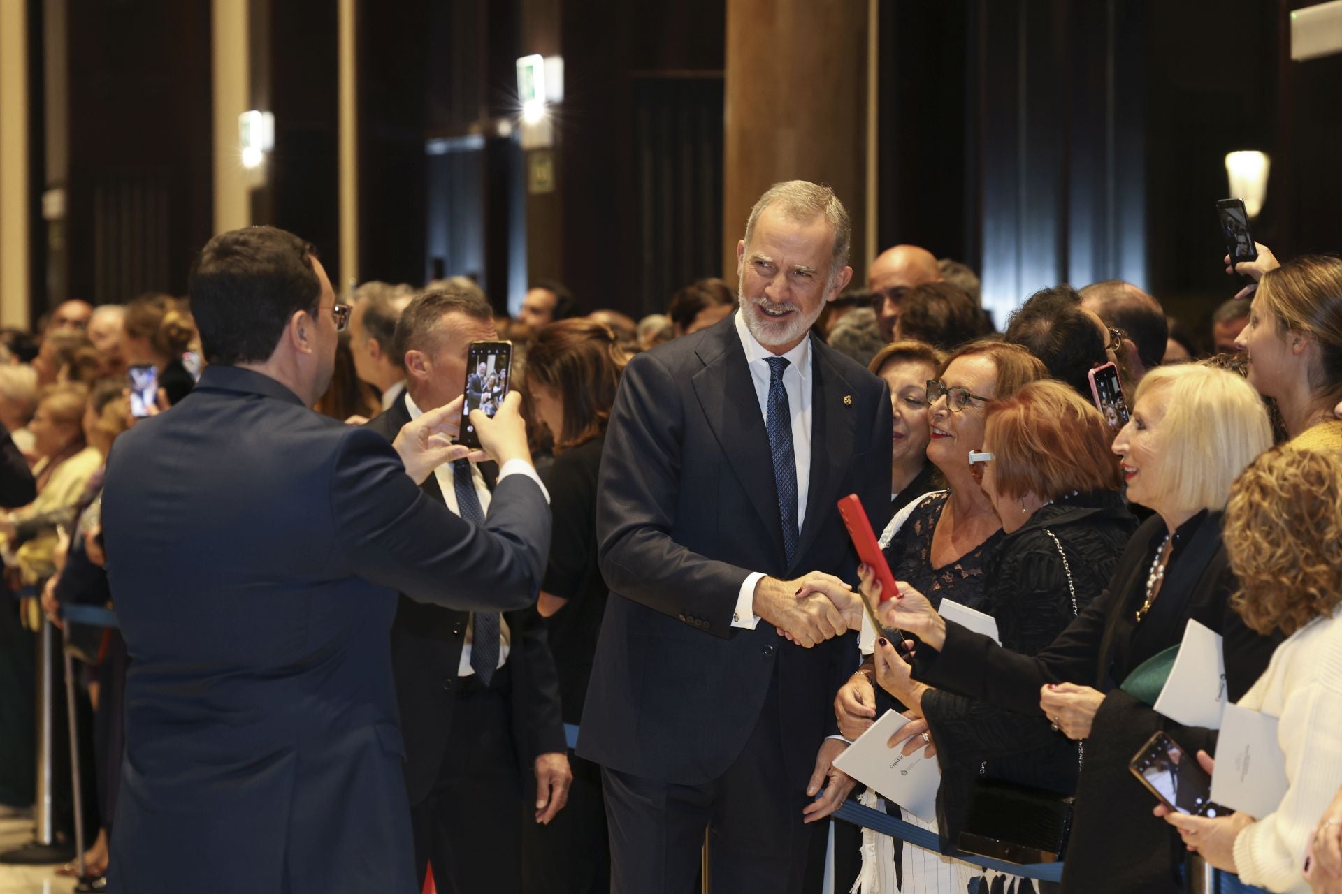 Elegancia y sobriedad en los estilismos de la Familia Real en el concierto de los Premios Princesa