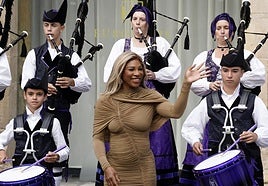 Serena Williams, ante el Hotel Reconquista, con la banda de gaitas El Gumial.