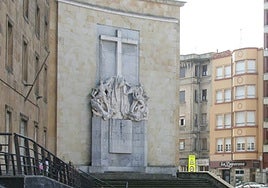 El monumento de la discordia, en el Colegio de La Inmaculada.