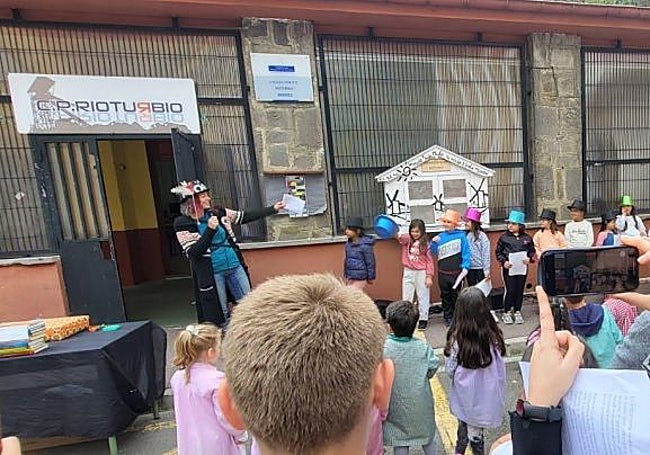 Una actividad de la 'Turbioteca', en el Colegio Público de Rioturbio.