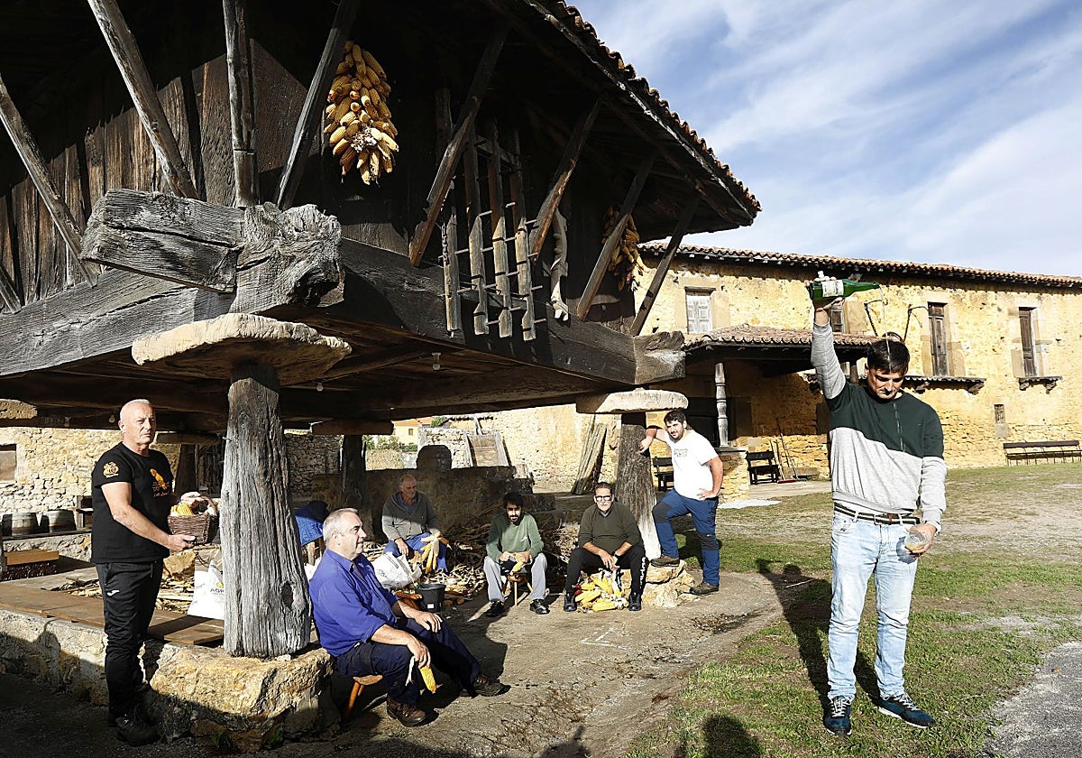 Pepín García (izquierda) ultima los preparativos de las escenas de 'Valdesoto d'Antañu' con otros vecinos.