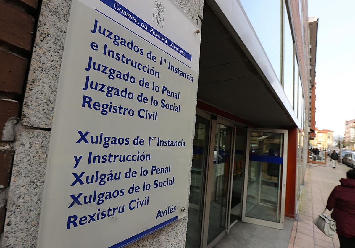 El acceso a los juzgados de Avilés.