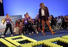 Serena Williams baila junto a un grupo de niñas de la Escuela de Danza Lía, ayer, en el escenario del Palacio de Congresos.