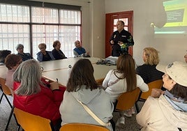 Fenando del Pozo impartió la charla en el local de la Asociación de Vecinos El Marapico de Villalegre.