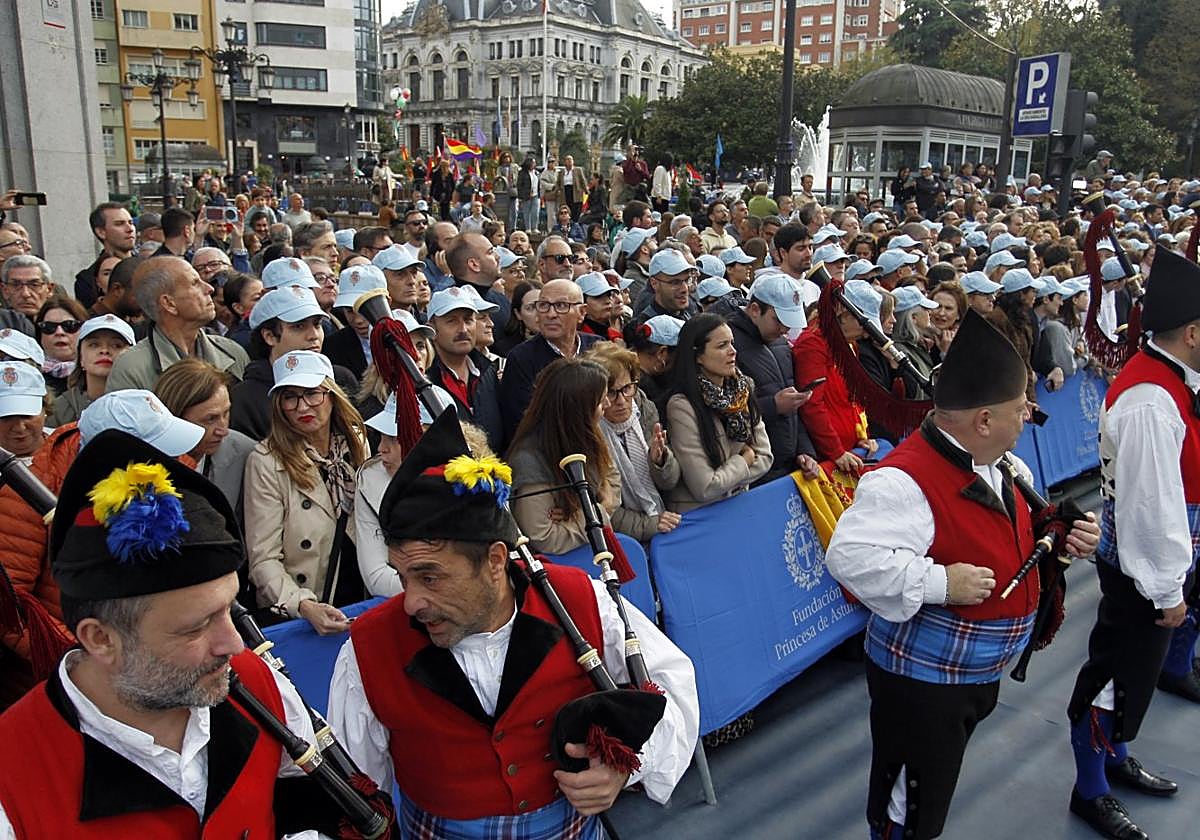 En la Plaza de la Escandalera, frente al Teatro Campoamor, centenares de personas aguardaron la llegada de la Familia Real entre la emoción y la expectación.