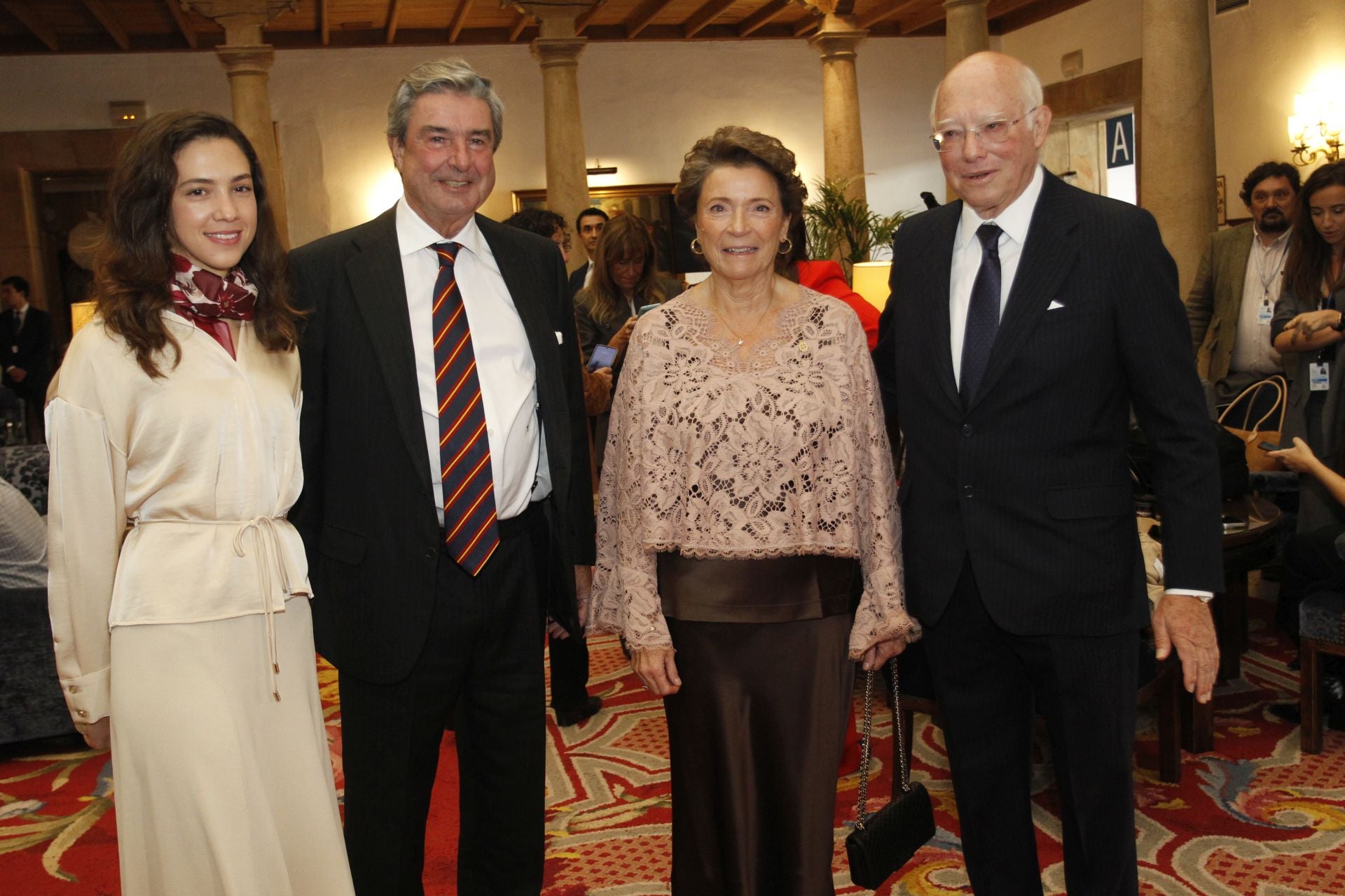 De la entrada de la reina Sofía al ambiente político y empresarial en el hall del Reconquista