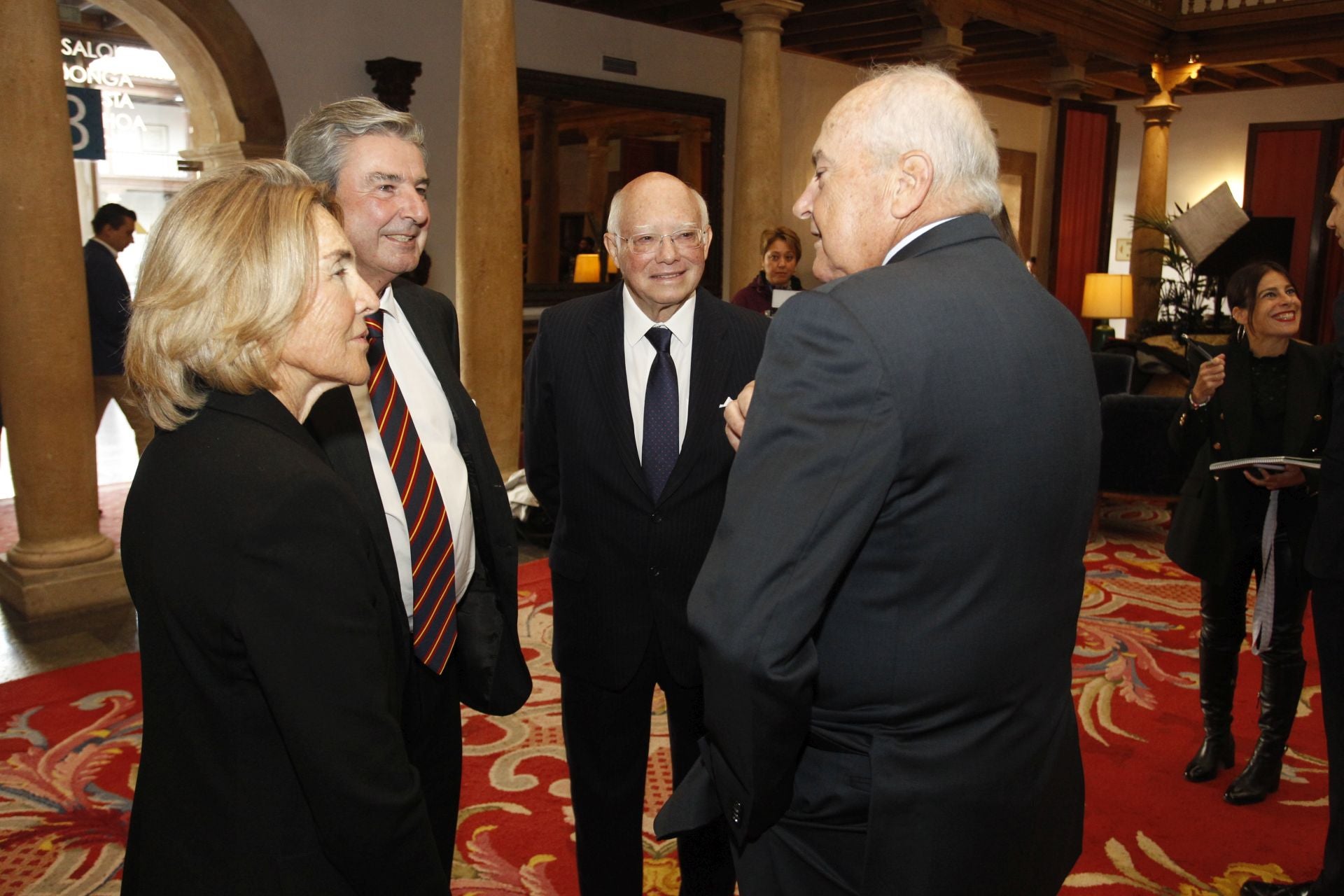 De la entrada de la reina Sofía al ambiente político y empresarial en el hall del Reconquista