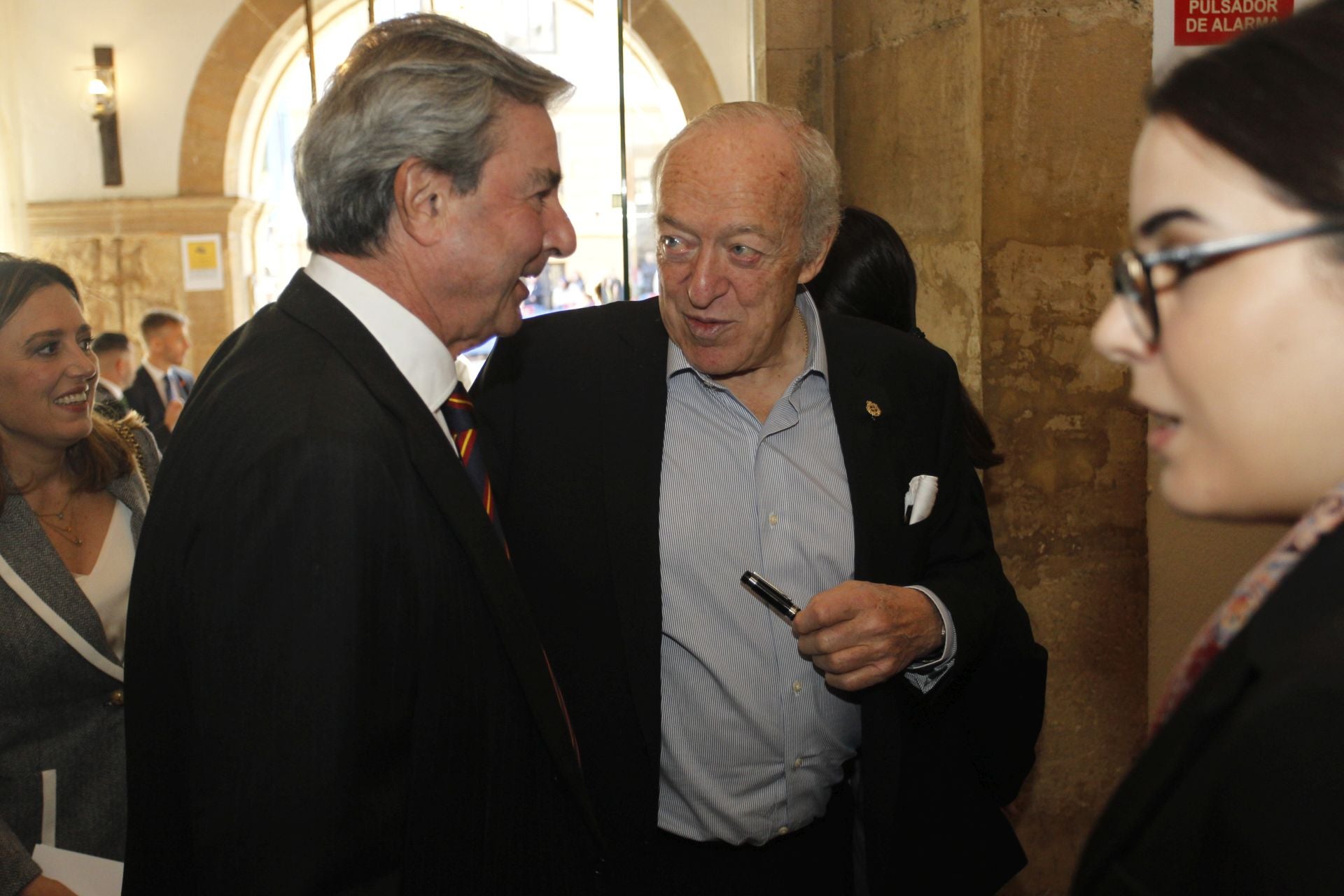 De la entrada de la reina Sofía al ambiente político y empresarial en el hall del Reconquista