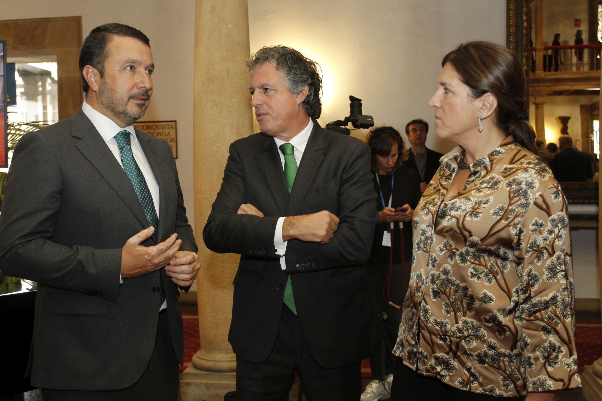 De la entrada de la reina Sofía al ambiente político y empresarial en el hall del Reconquista