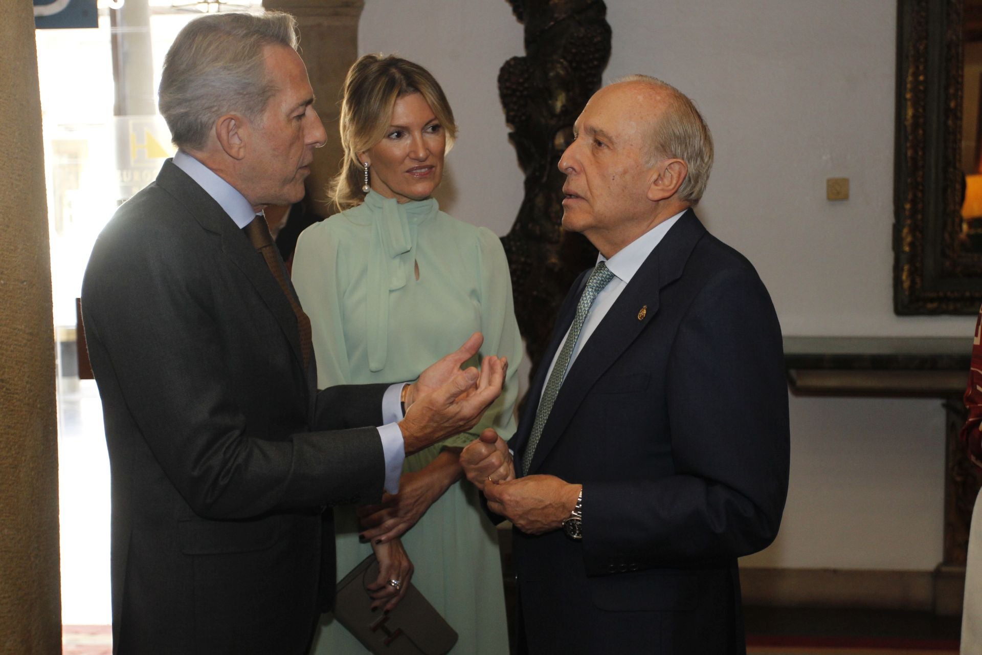 De la entrada de la reina Sofía al ambiente político y empresarial en el hall del Reconquista