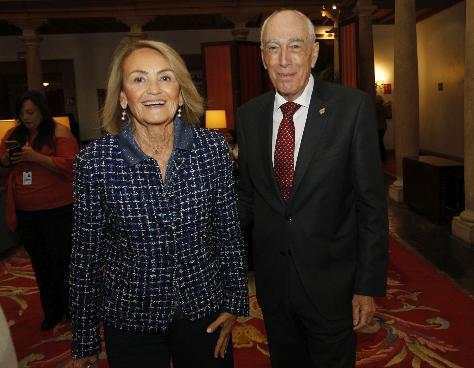 De la entrada de la reina Sofía al ambiente político y empresarial en el hall del Reconquista
